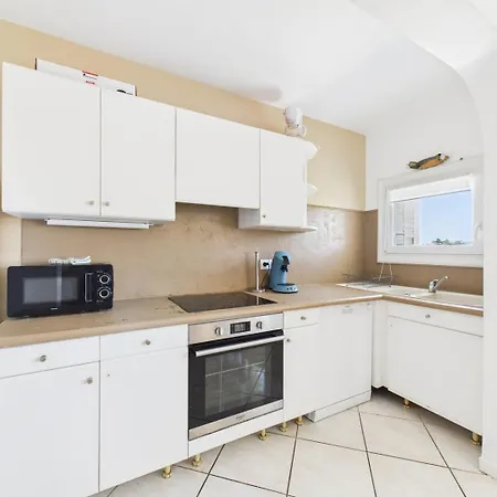 Bright Apartment, 3 Bedrooms Apartment *